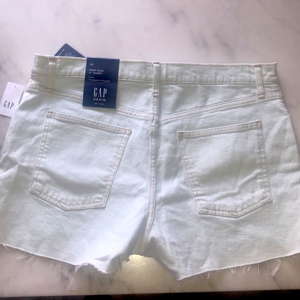 Distressed shorts - Picture 2 of 3